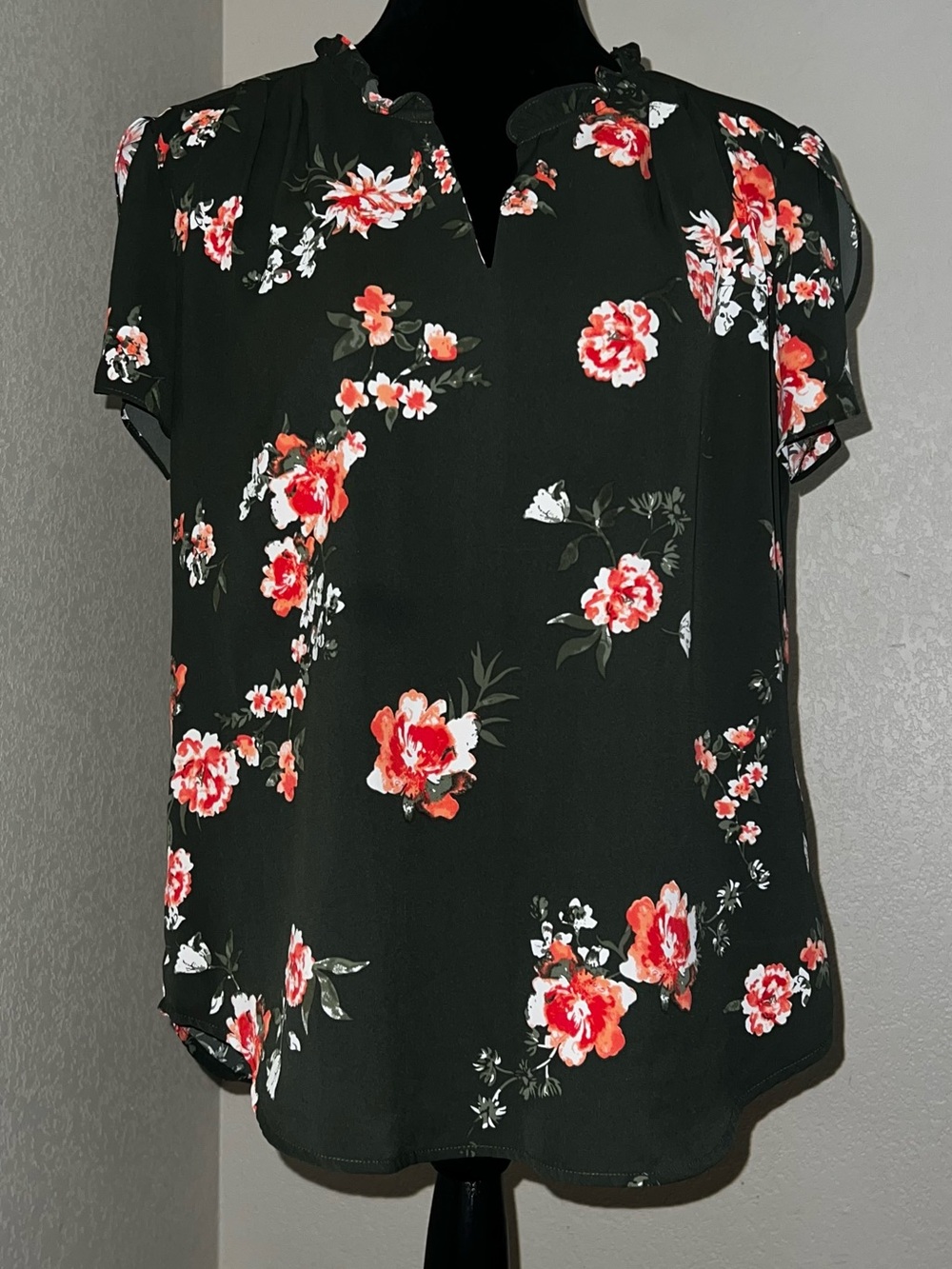 Floral Split-Neck Short Sleeve Blouse - Dark Green with Red and Pink Floral